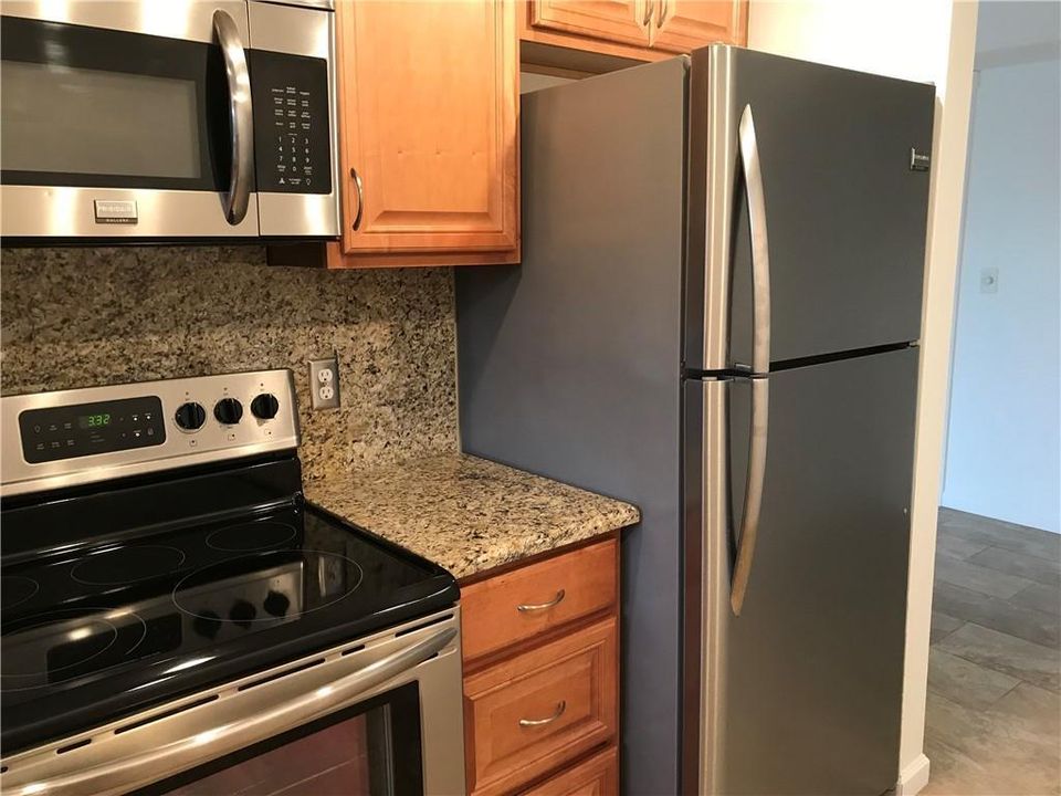 Kitchen Stove & Ref