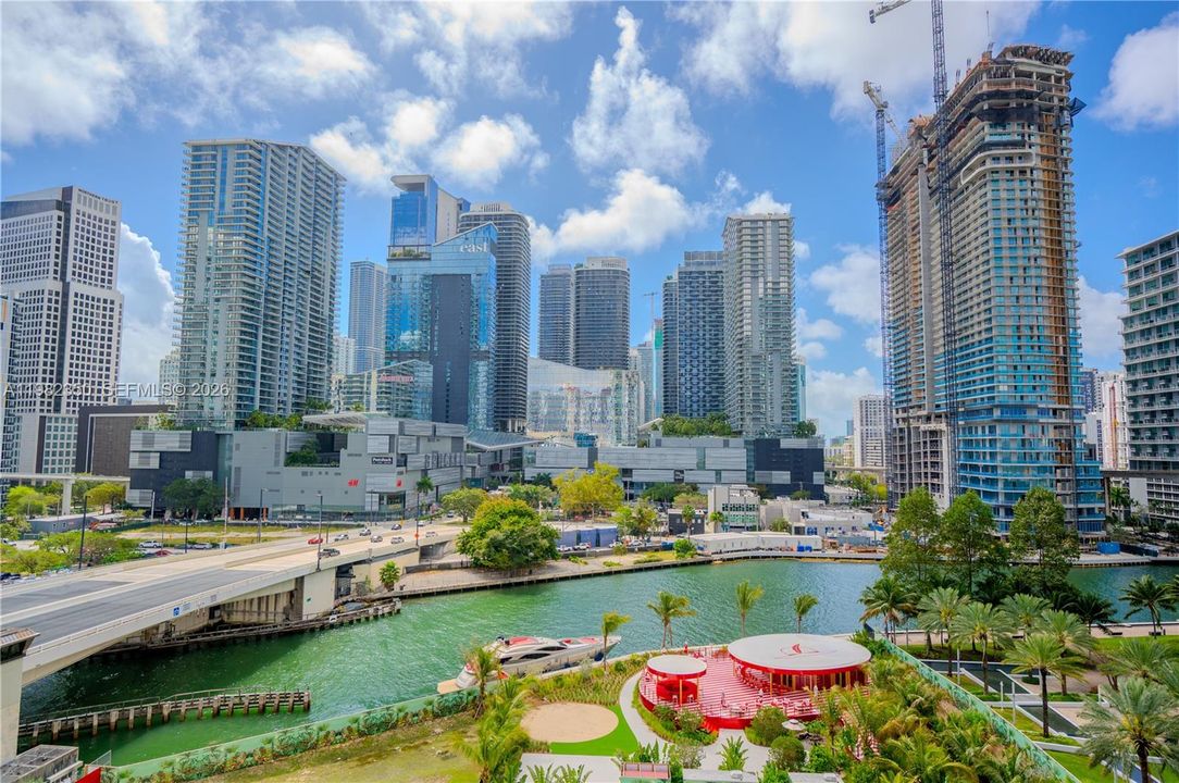 For Sale: $390,000 (1 beds, 1 baths, 740 Square Feet)