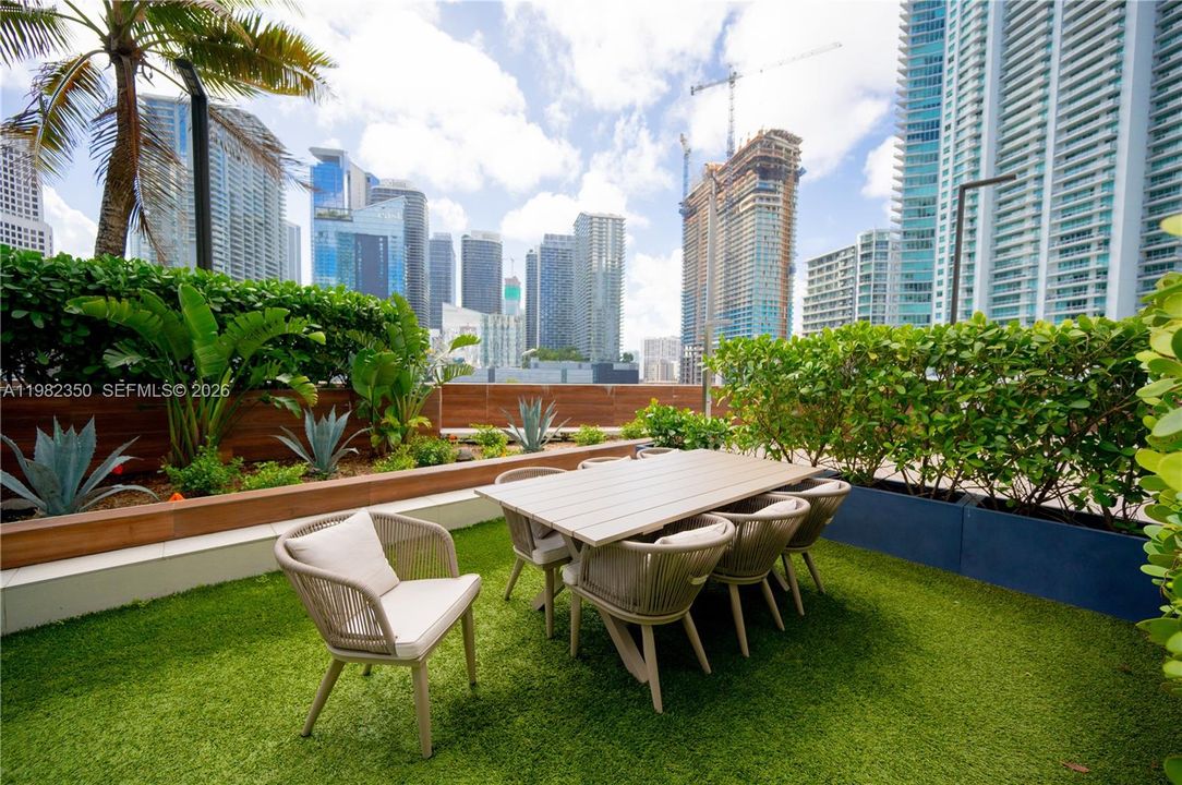 For Sale: $390,000 (1 beds, 1 baths, 740 Square Feet)