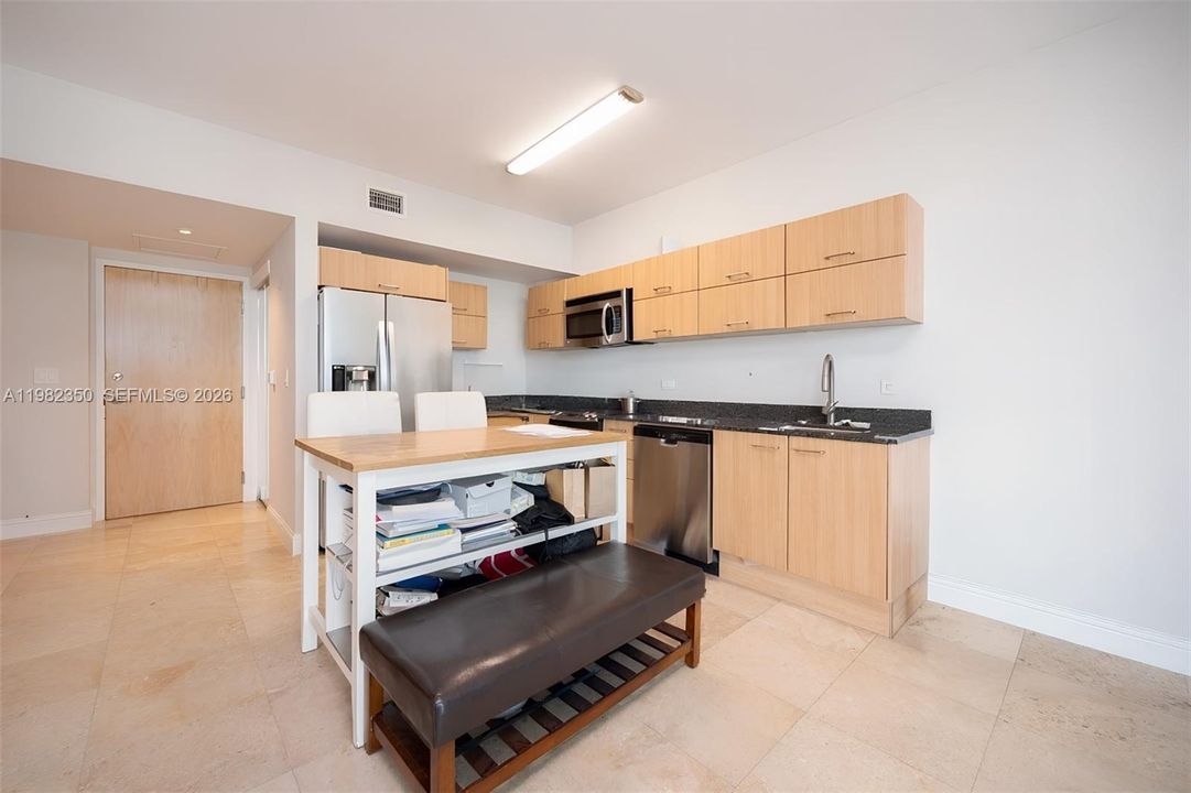 For Sale: $390,000 (1 beds, 1 baths, 740 Square Feet)