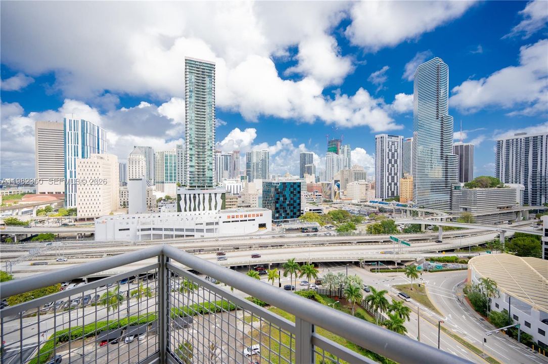 For Sale: $390,000 (1 beds, 1 baths, 740 Square Feet)