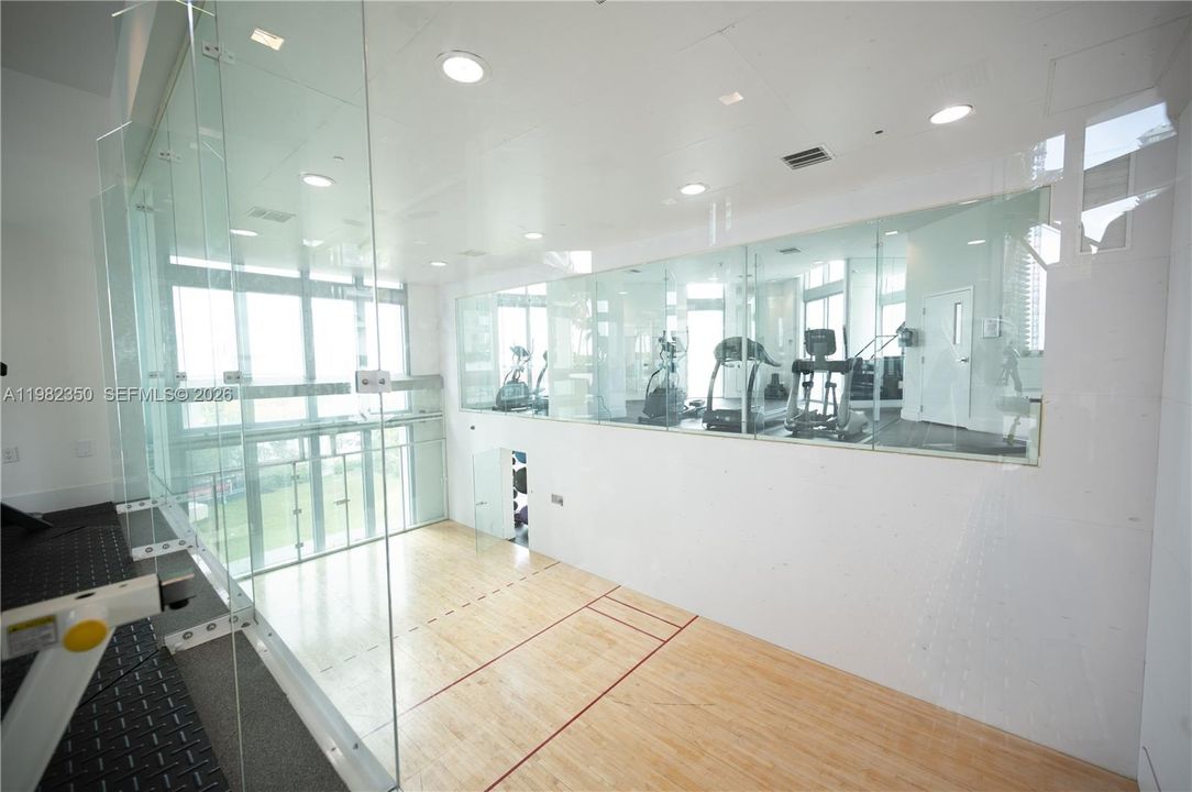 For Sale: $390,000 (1 beds, 1 baths, 740 Square Feet)