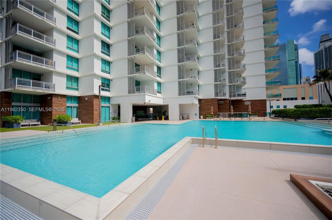 For Sale: $390,000 (1 beds, 1 baths, 740 Square Feet)