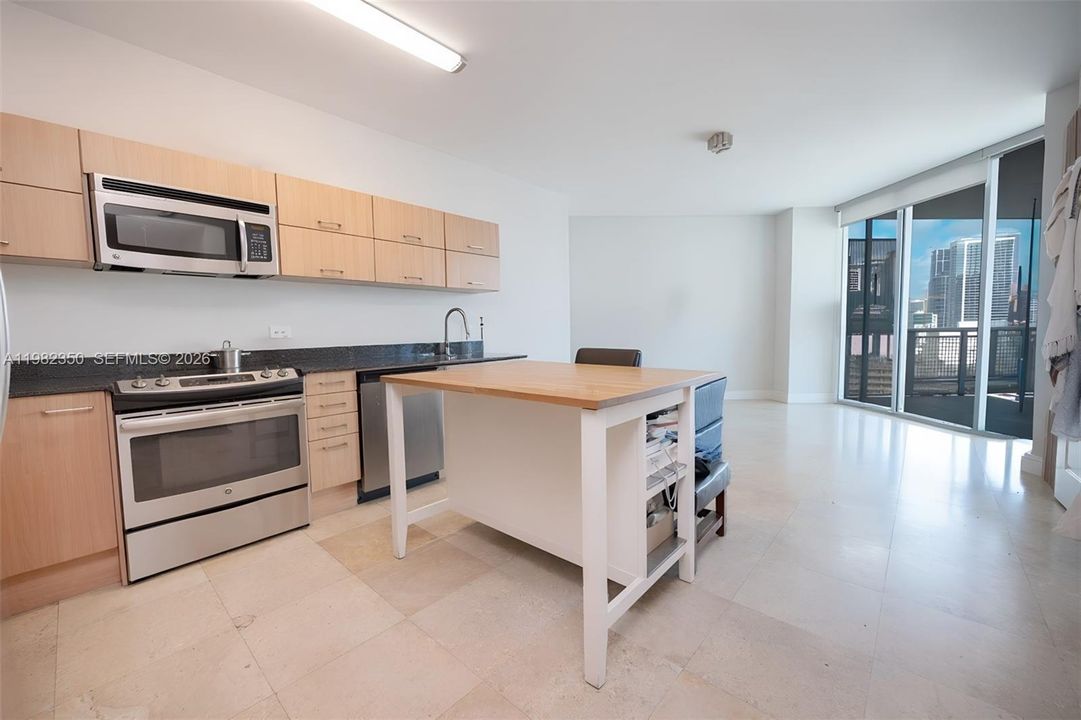 For Sale: $390,000 (1 beds, 1 baths, 740 Square Feet)