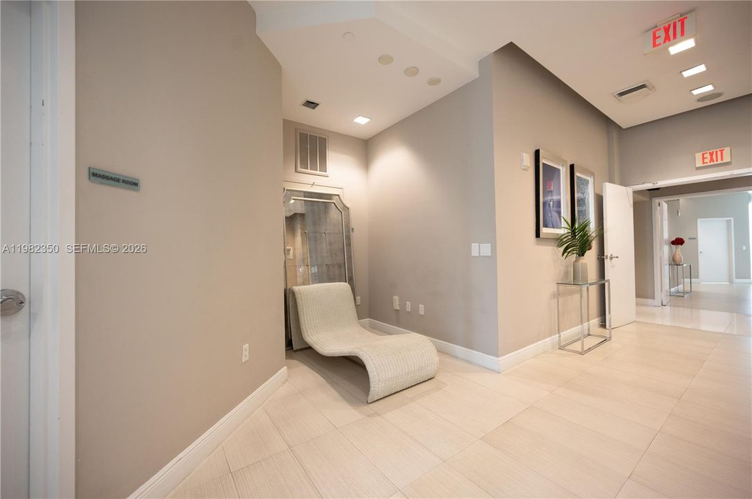 For Sale: $390,000 (1 beds, 1 baths, 740 Square Feet)