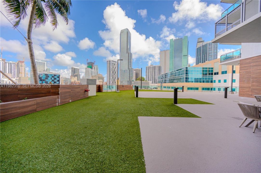 For Sale: $390,000 (1 beds, 1 baths, 740 Square Feet)