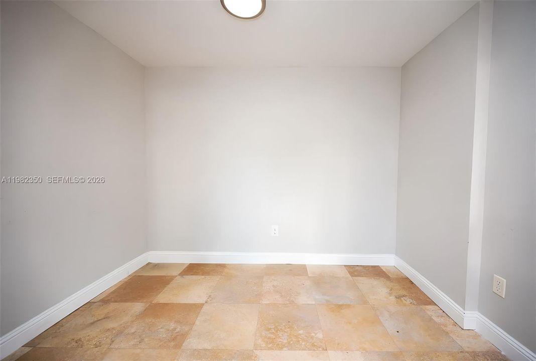 For Sale: $390,000 (1 beds, 1 baths, 740 Square Feet)