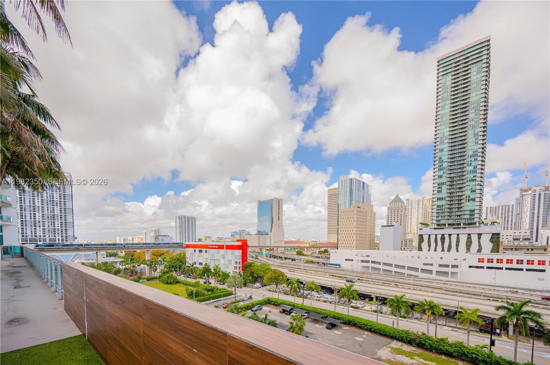 For Sale: $390,000 (1 beds, 1 baths, 740 Square Feet)