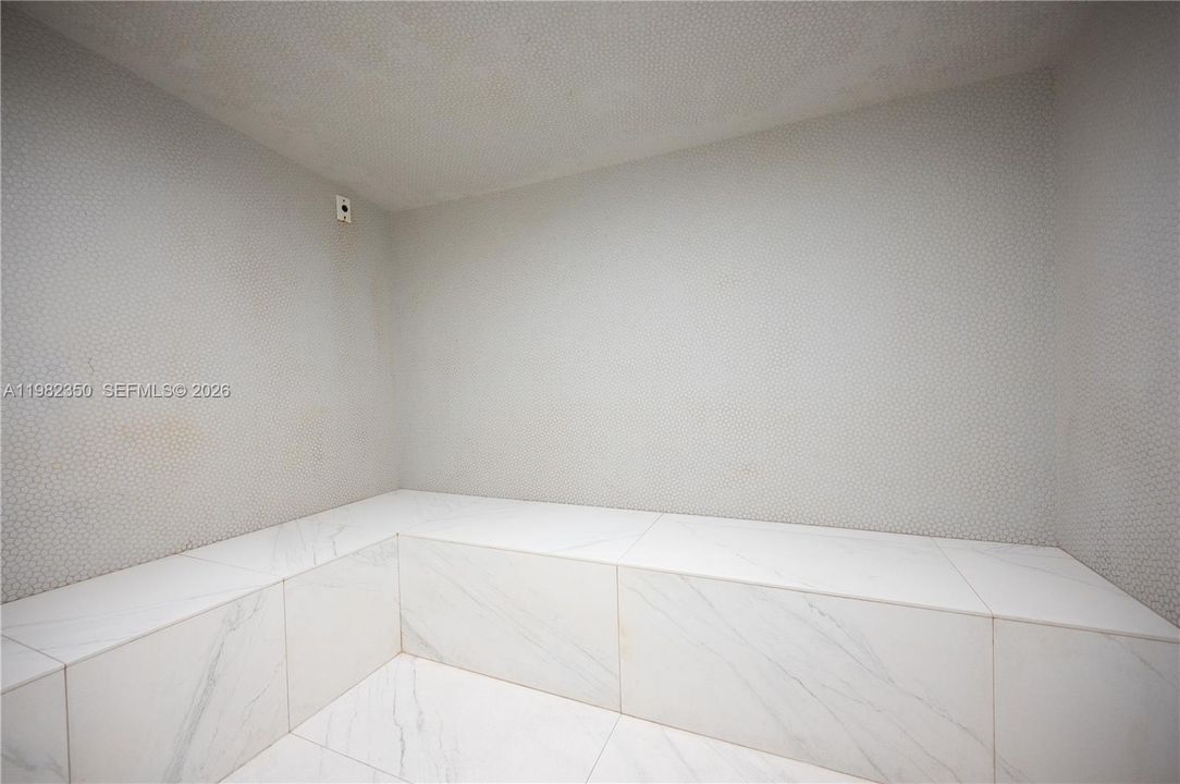 For Sale: $390,000 (1 beds, 1 baths, 740 Square Feet)