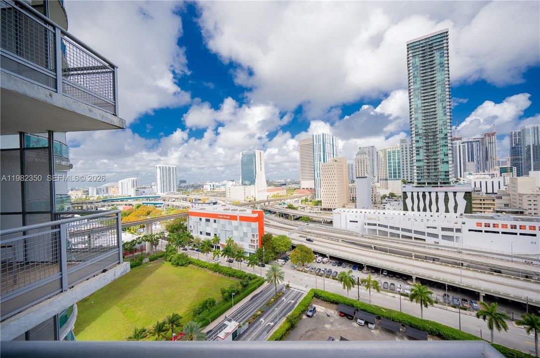 For Sale: $390,000 (1 beds, 1 baths, 740 Square Feet)