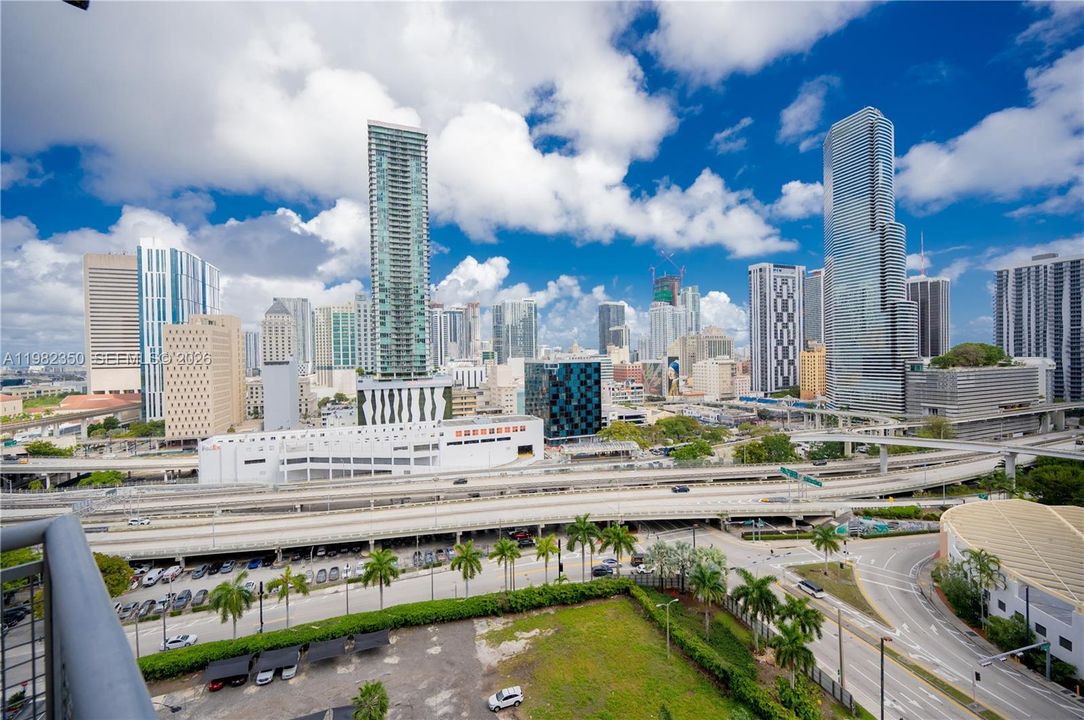 For Sale: $390,000 (1 beds, 1 baths, 740 Square Feet)