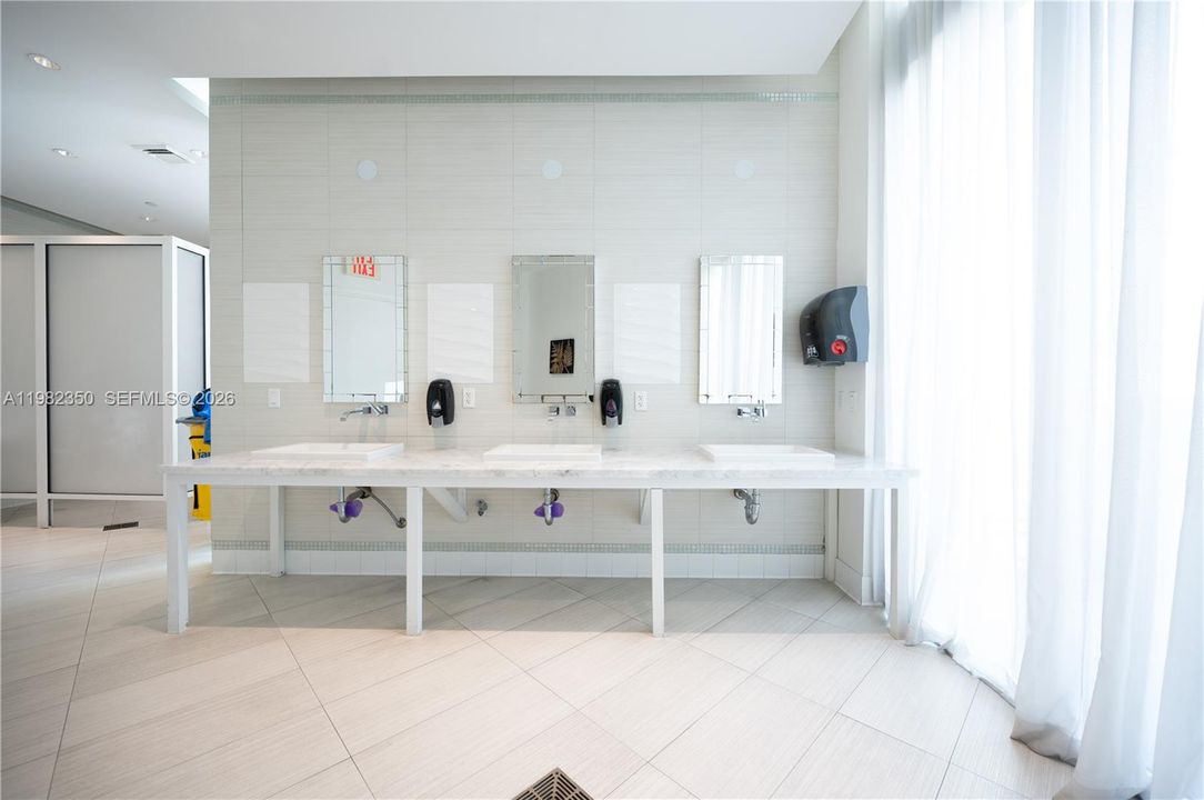 For Sale: $390,000 (1 beds, 1 baths, 740 Square Feet)