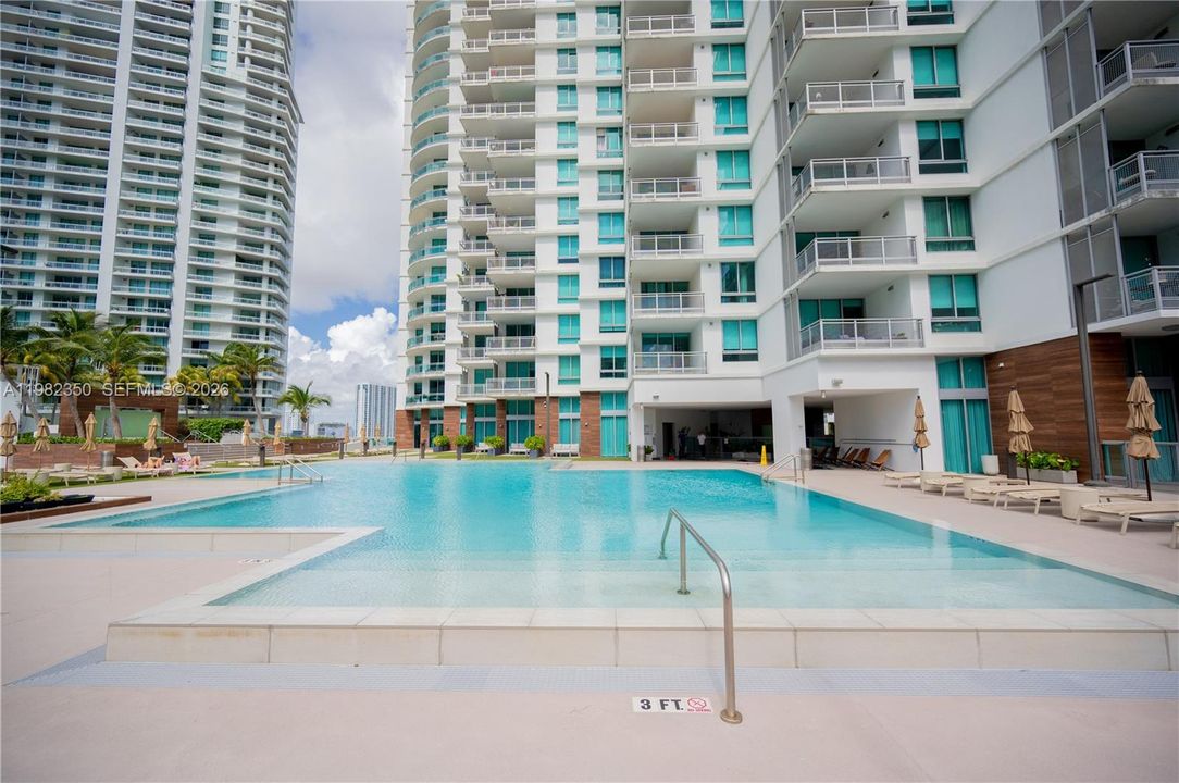For Sale: $390,000 (1 beds, 1 baths, 740 Square Feet)