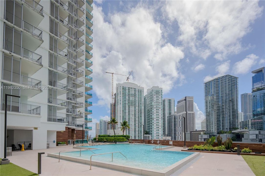 For Sale: $390,000 (1 beds, 1 baths, 740 Square Feet)