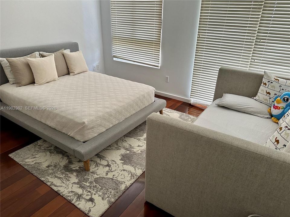 出租: $19,000 (3 贝兹, 4 浴室, 2500 平方英尺)