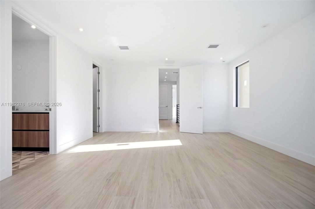 For Sale: $3,270,000 (5 beds, 4 baths, 3200 Square Feet)
