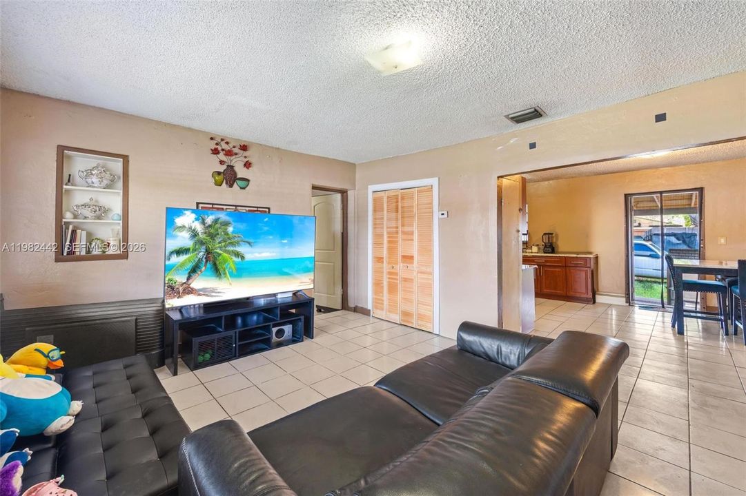 En Venta: $568,888 (4 camas, 2 baños, 1260 Pies cuadrados)