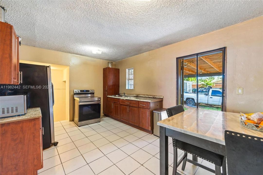 En Venta: $568,888 (4 camas, 2 baños, 1260 Pies cuadrados)