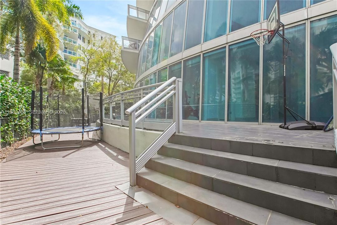 For Sale: $1,295,000 (4 beds, 4 baths, 2414 Square Feet)