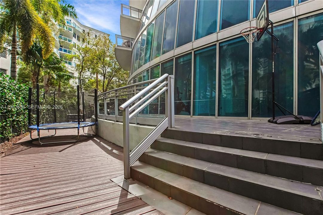 For Sale: $1,295,000 (4 beds, 4 baths, 2414 Square Feet)