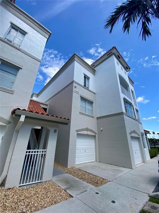 Recientemente alquilado: $2,660 (2 camas, 2 baños, 1403 Pies cuadrados)