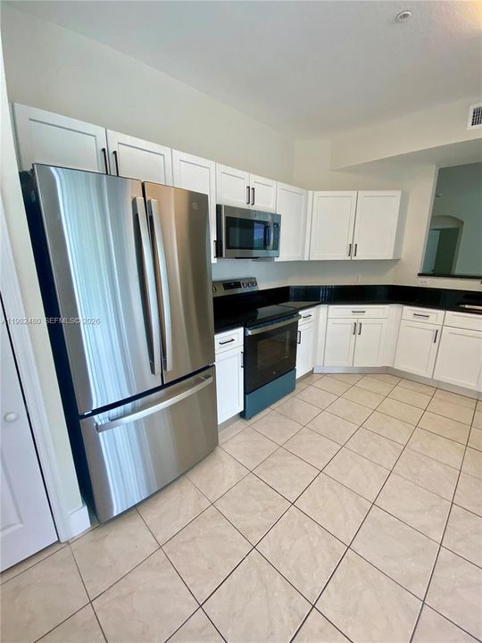 Recientemente alquilado: $2,660 (2 camas, 2 baños, 1403 Pies cuadrados)