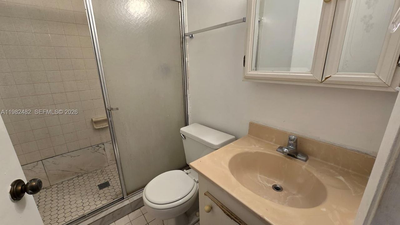 Activo con contrato: $2,000 (2 camas, 2 baños, 814 Pies cuadrados)