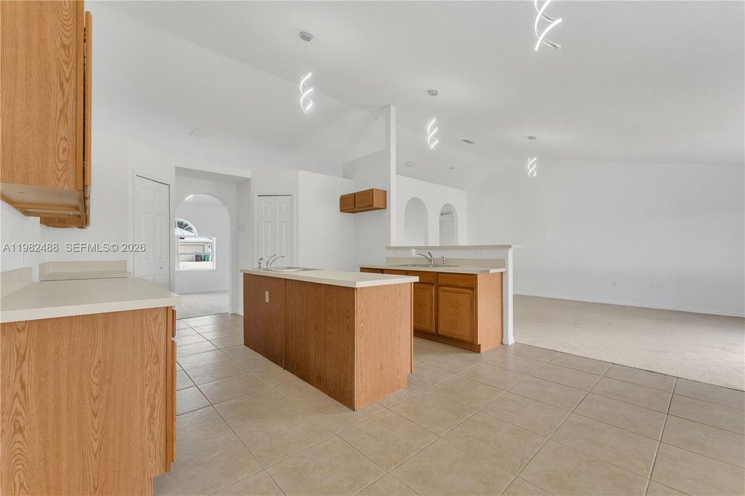 En Venta: $450,000 (4 camas, 2 baños, 2238 Pies cuadrados)
