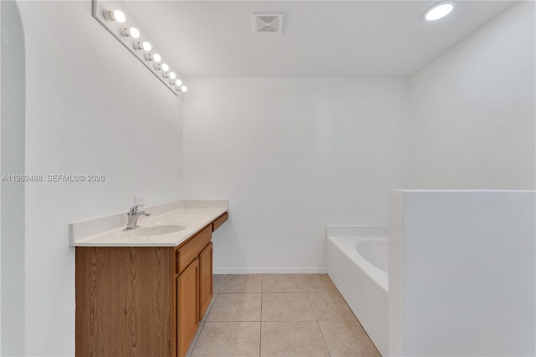 En Venta: $450,000 (4 camas, 2 baños, 2238 Pies cuadrados)