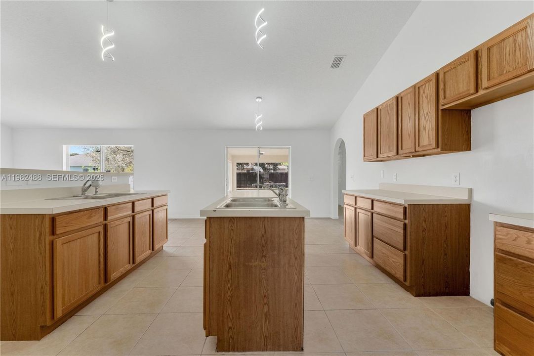 En Venta: $450,000 (4 camas, 2 baños, 2238 Pies cuadrados)