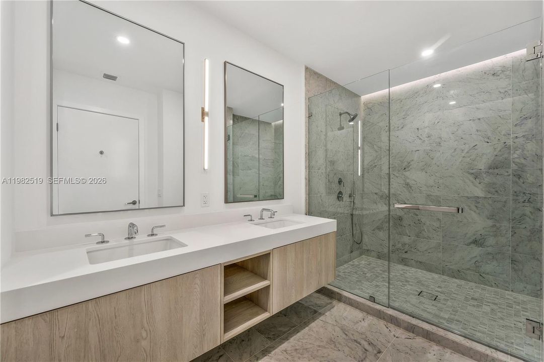 На продажу: $2,695,000 (2 спален, 2 ванн, 1851 Квадратных фут)
