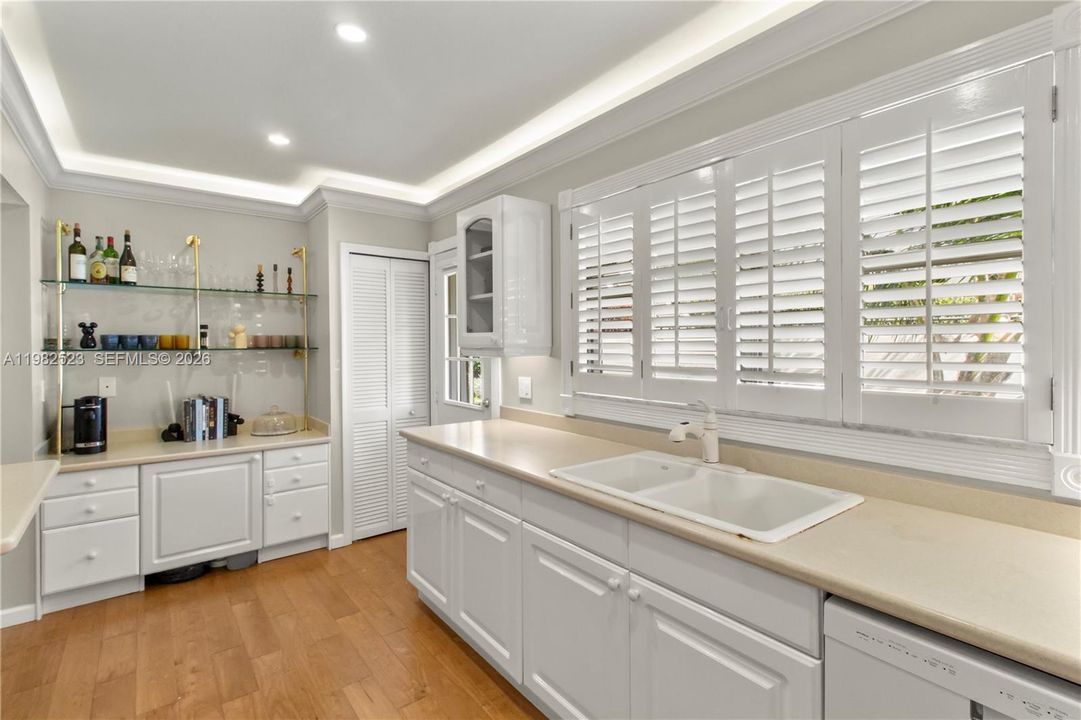 For Rent: $10,000 (3 beds, 3 baths, 1700 Square Feet)
