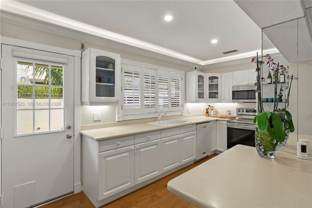 For Rent: $10,000 (3 beds, 3 baths, 1700 Square Feet)
