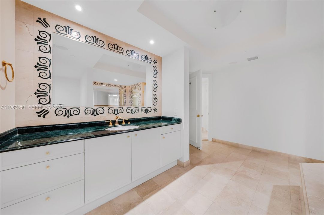 Recently Sold: $5,100,000 (3 beds, 5 baths, 3950 Square Feet)