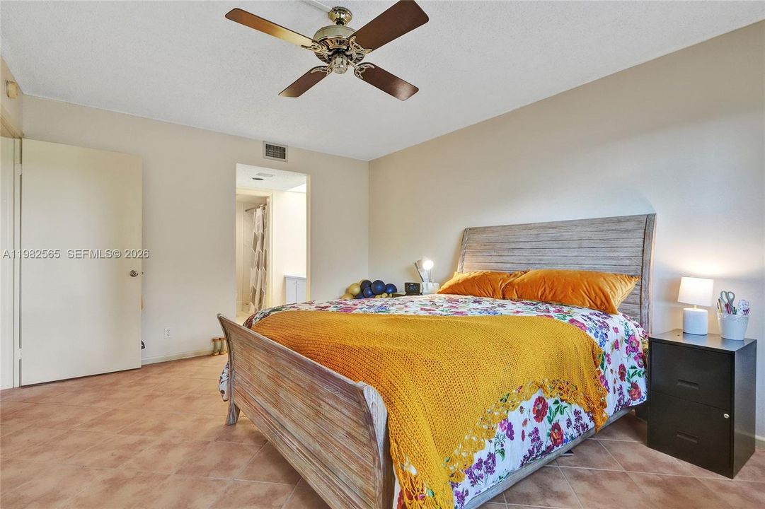Activo con contrato: $185,000 (2 camas, 2 baños, 1192 Pies cuadrados)