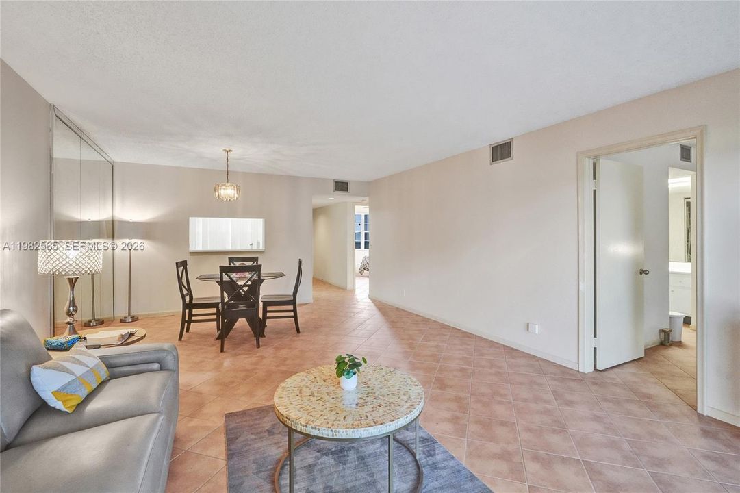 Activo con contrato: $185,000 (2 camas, 2 baños, 1192 Pies cuadrados)