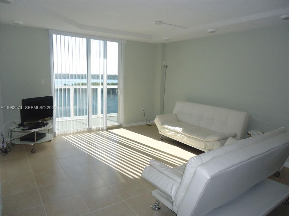 Recently Rented: $2,400 (1 beds, 1 baths, 760 Square Feet)
