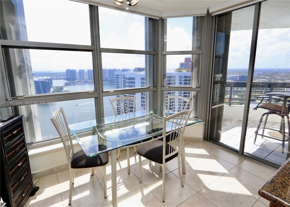 Под контрактом: $659,000 (3 спален, 3 ванн, 1714 Квадратных фут)