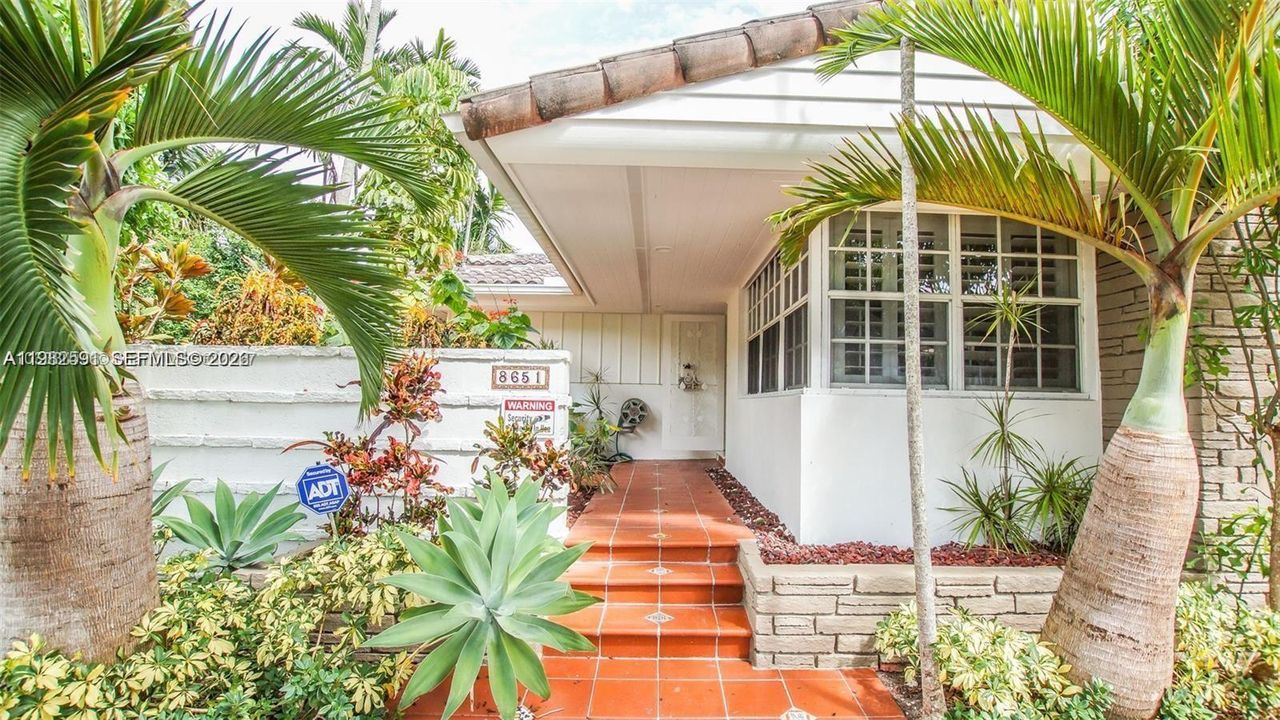 Activo con contrato: $9,500 (3 camas, 2 baños, 2790 Pies cuadrados)