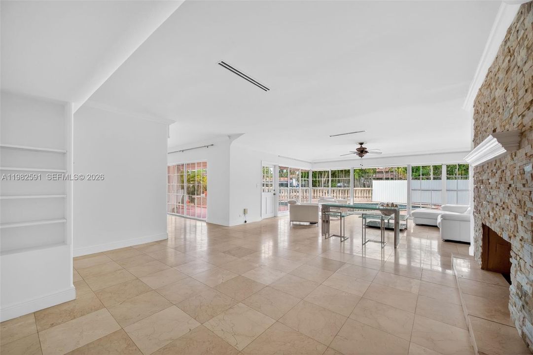 Activo con contrato: $9,500 (3 camas, 2 baños, 2790 Pies cuadrados)