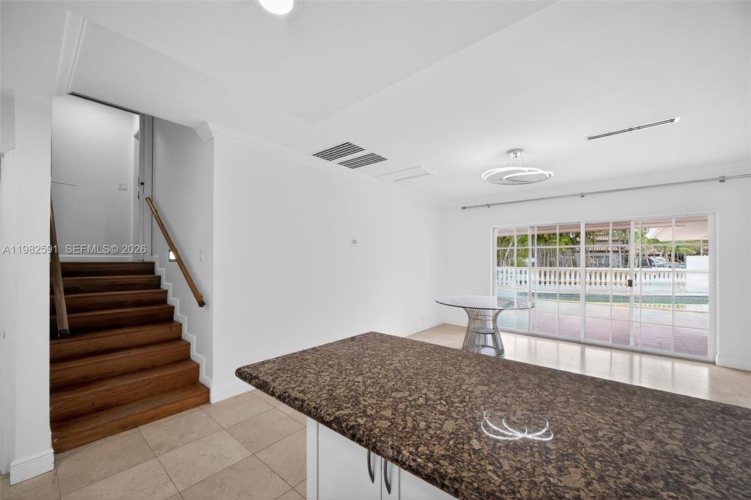 Activo con contrato: $9,500 (3 camas, 2 baños, 2790 Pies cuadrados)