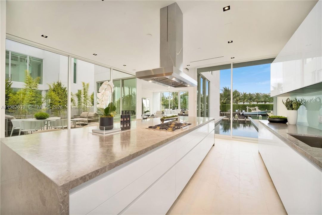 На продажу: $6,600,000 (4 спален, 4 ванн, 5154 Квадратных фут)