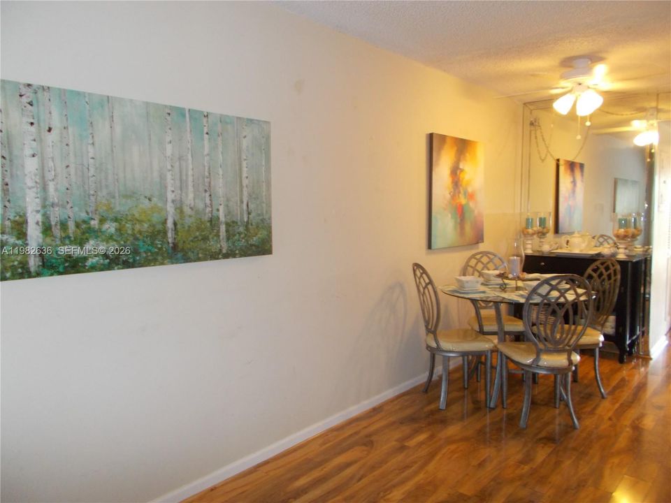 For Sale: $120,000 (1 beds, 1 baths, 685 Square Feet)