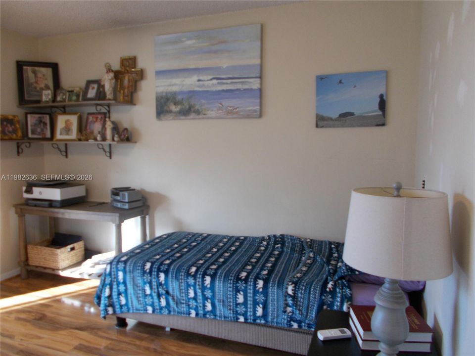 For Sale: $120,000 (1 beds, 1 baths, 685 Square Feet)