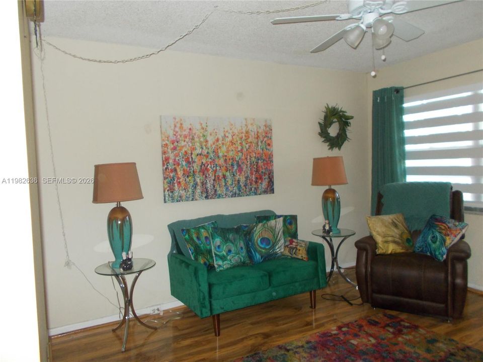 For Sale: $120,000 (1 beds, 1 baths, 685 Square Feet)