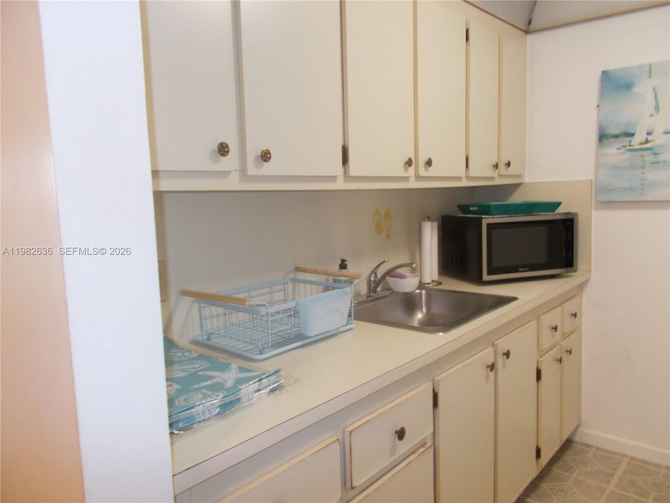 For Sale: $120,000 (1 beds, 1 baths, 685 Square Feet)