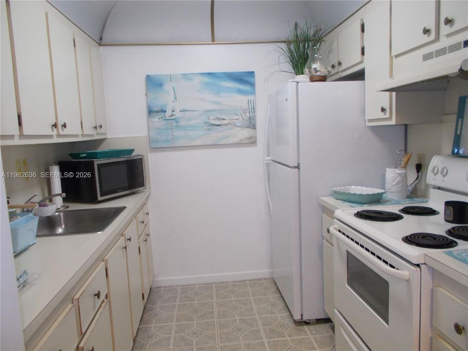 For Sale: $120,000 (1 beds, 1 baths, 685 Square Feet)
