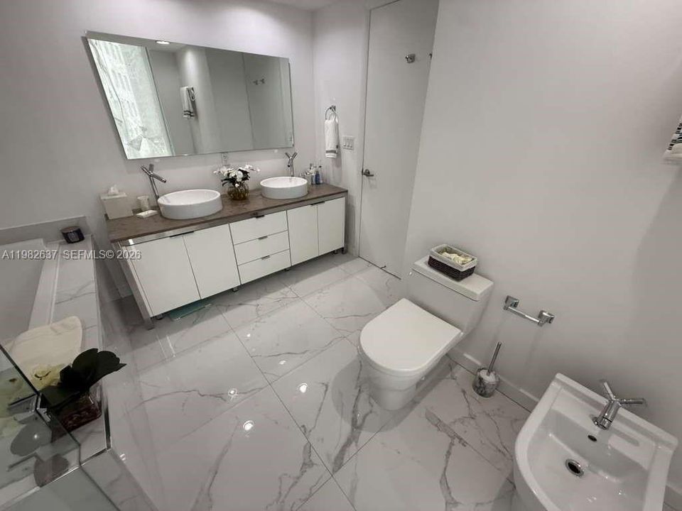 For Sale: $860,000 (2 beds, 2 baths, 1255 Square Feet)