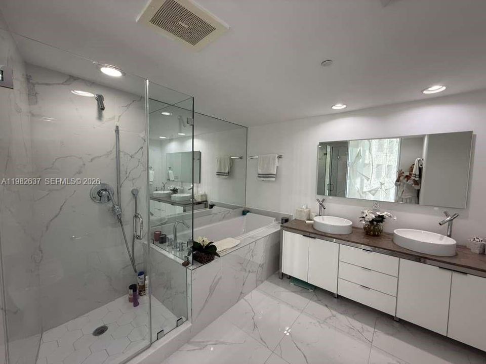 For Sale: $860,000 (2 beds, 2 baths, 1255 Square Feet)