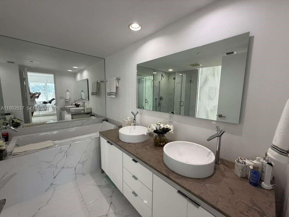 For Sale: $860,000 (2 beds, 2 baths, 1255 Square Feet)